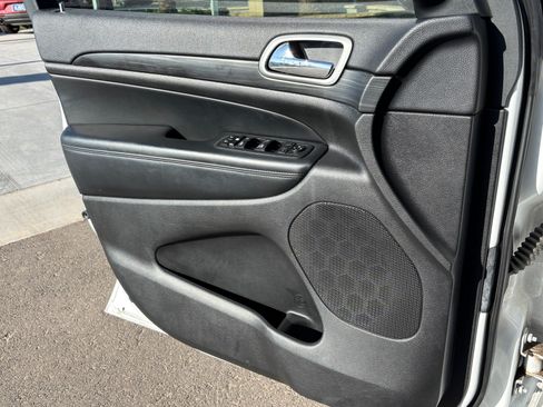 Used 2020 Jeep Grand Cherokee Laredo RWD image 9