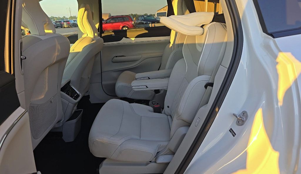Used 2025 Volvo EX90 Ultra AWD/4WD image 17