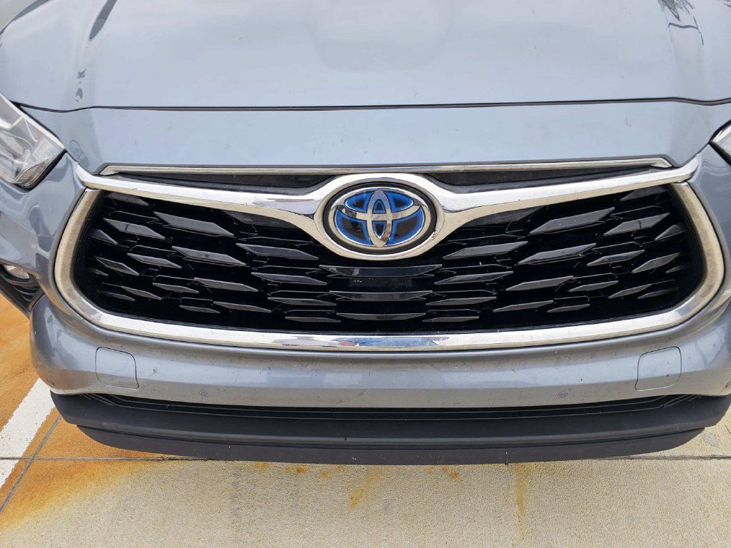 Used 2023 Toyota Highlander Limited FWD image 6