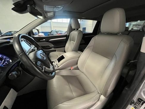 Used 2019 Toyota Highlander XLE AWD/4WD image 21