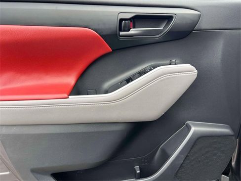 Used 2021 Toyota Highlander LE image 21