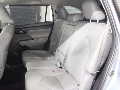 Used 2021 Toyota Highlander XLE image 40