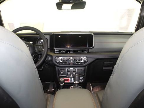 Used 2025 Jeep Gladiator Mojave AWD/4WD image 19