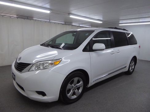 Used 2014 Toyota Sienna LE image 3