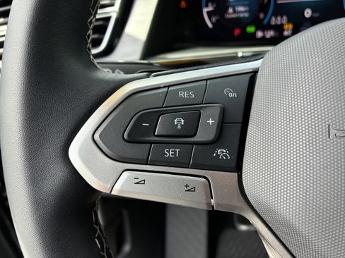Used 2025 Volkswagen Atlas Cross Sport SE FWD image 29