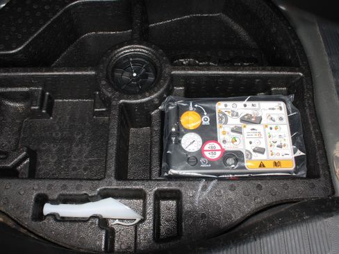 Used 2020 Ford Fusion SE FWD image 9