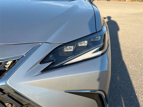 New 2025 Lexus ES 350 Ultra Luxury image 9