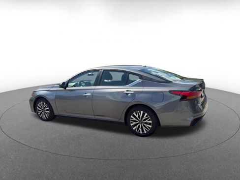 Used 2025 Nissan Altima 2.5 SV FWD image 9