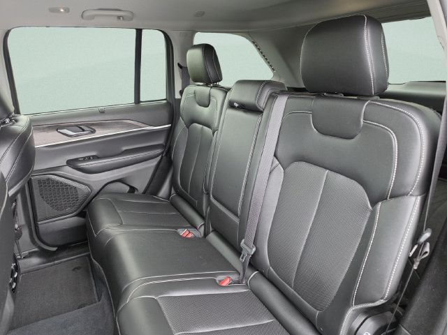 Used 2023 Jeep Grand Cherokee Limited w/ Luxury Tech Group II RWD image 23
