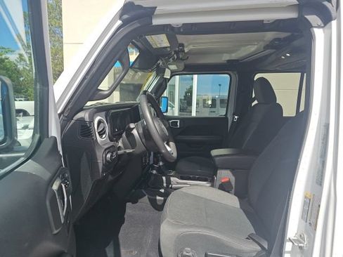 Used 2024 Jeep Wrangler Unlimited Sahara AWD/4WD image 8