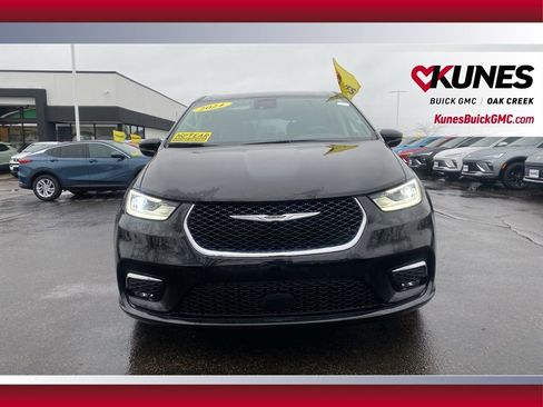 Used 2024 Chrysler Pacifica Touring-L image 10