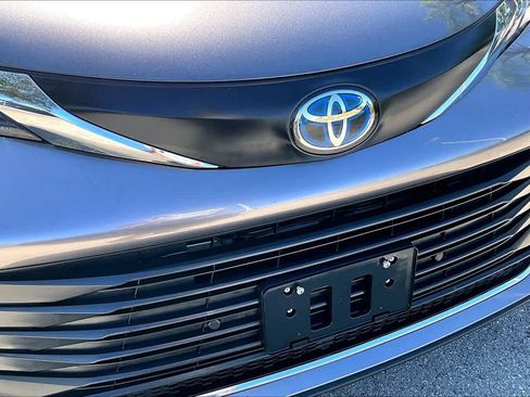 Used 2024 Toyota Sienna XLE FWD image 30