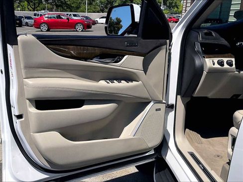 Used 2019 Cadillac Escalade Luxury AWD/4WD image 24