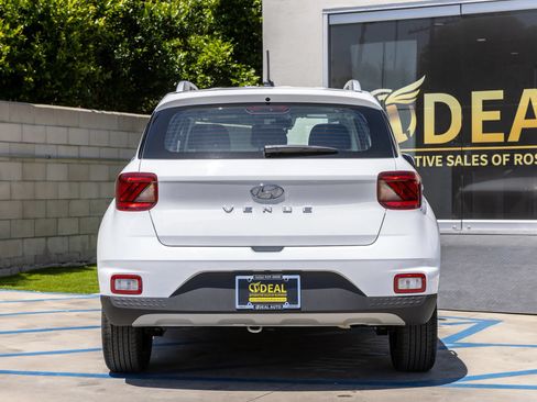 Used 2025 Hyundai Venue SEL FWD image 13