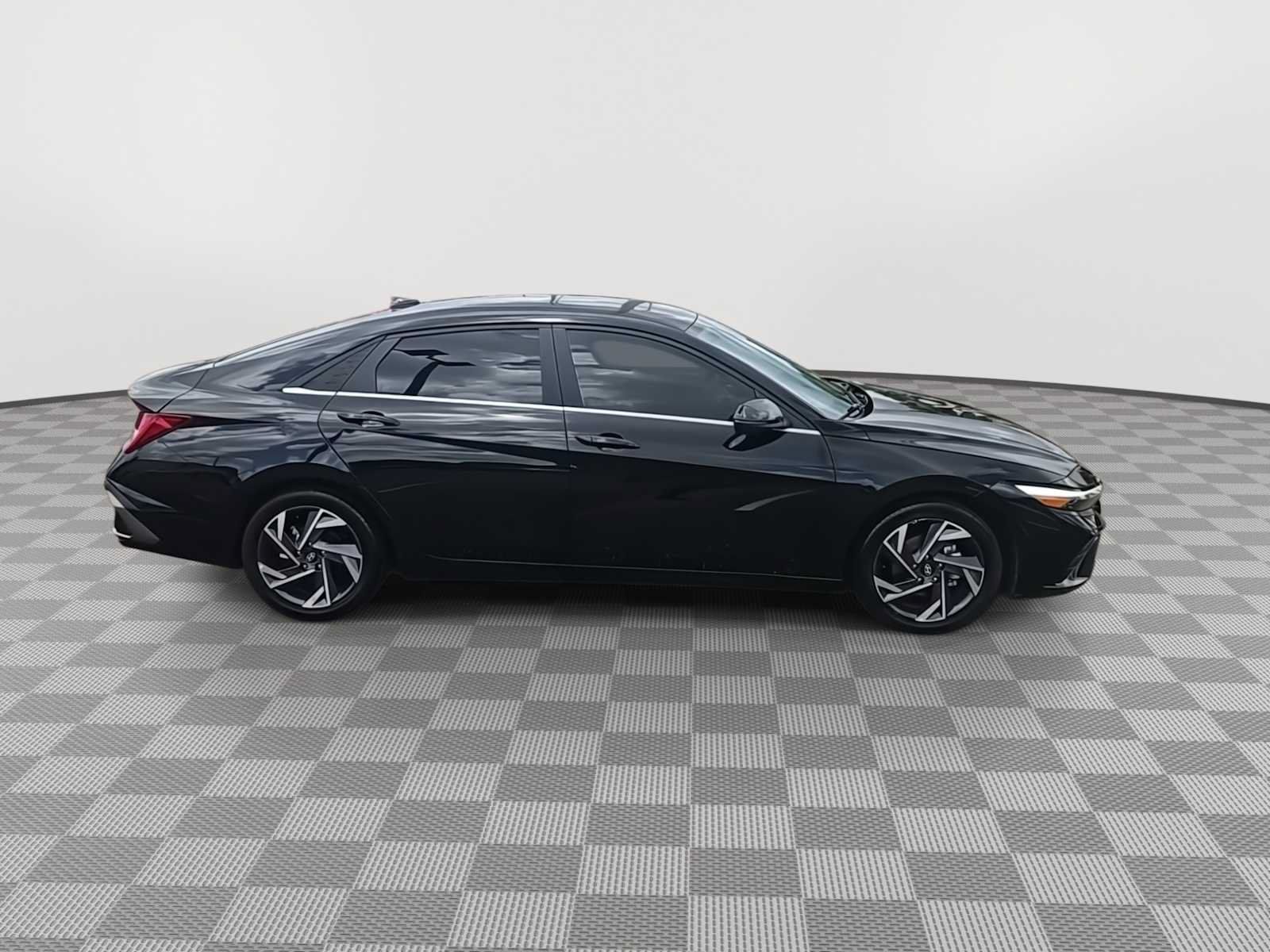 Used 2024 Hyundai Elantra Limited FWD image 9