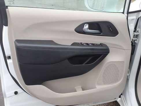 Certified 2020 Chrysler Pacifica Limited image 8