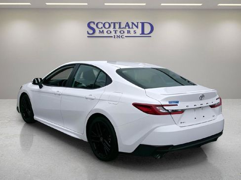 Used 2025 Toyota Camry SE FWD image 8