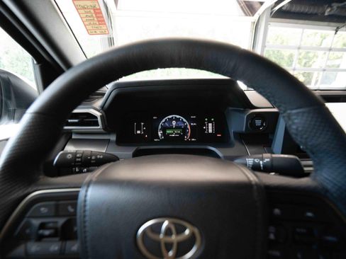 Certified 2025 Toyota Tacoma SR5 AWD/4WD image 16