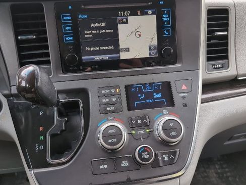 Used 2017 Toyota Sienna XLE Premium image 17