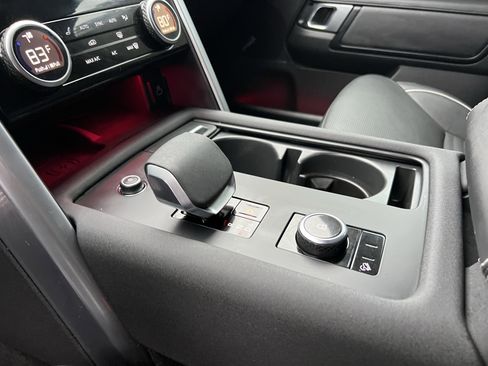 Certified 2024 Land Rover Discovery Metropolitan Edition image 30