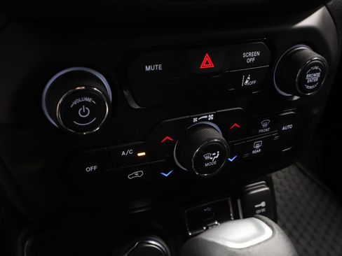 Used 2022 Jeep Renegade Altitude AWD/4WD image 32