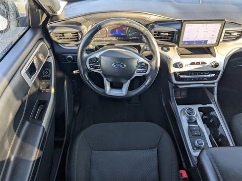 Used 2022 Ford Explorer XLT image 16