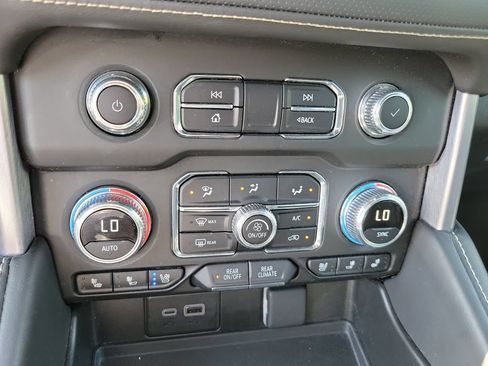 Used 2024 GMC Yukon SLT AWD/4WD image 35
