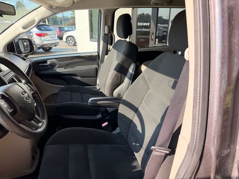 Used 2017 Dodge Grand Caravan SE FWD image 10