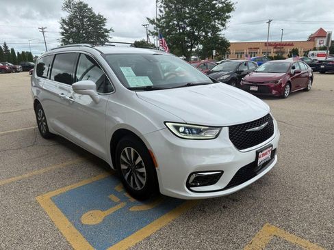 Used 2021 Chrysler Pacifica Touring-L image 3