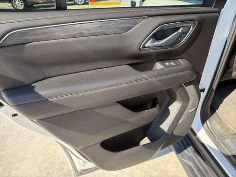 Used 2022 GMC Yukon SLT w/ SLT Premium Package image 18