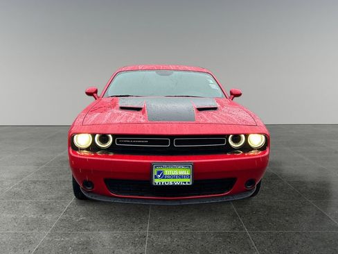 Used 2015 Dodge Challenger SXT image 2