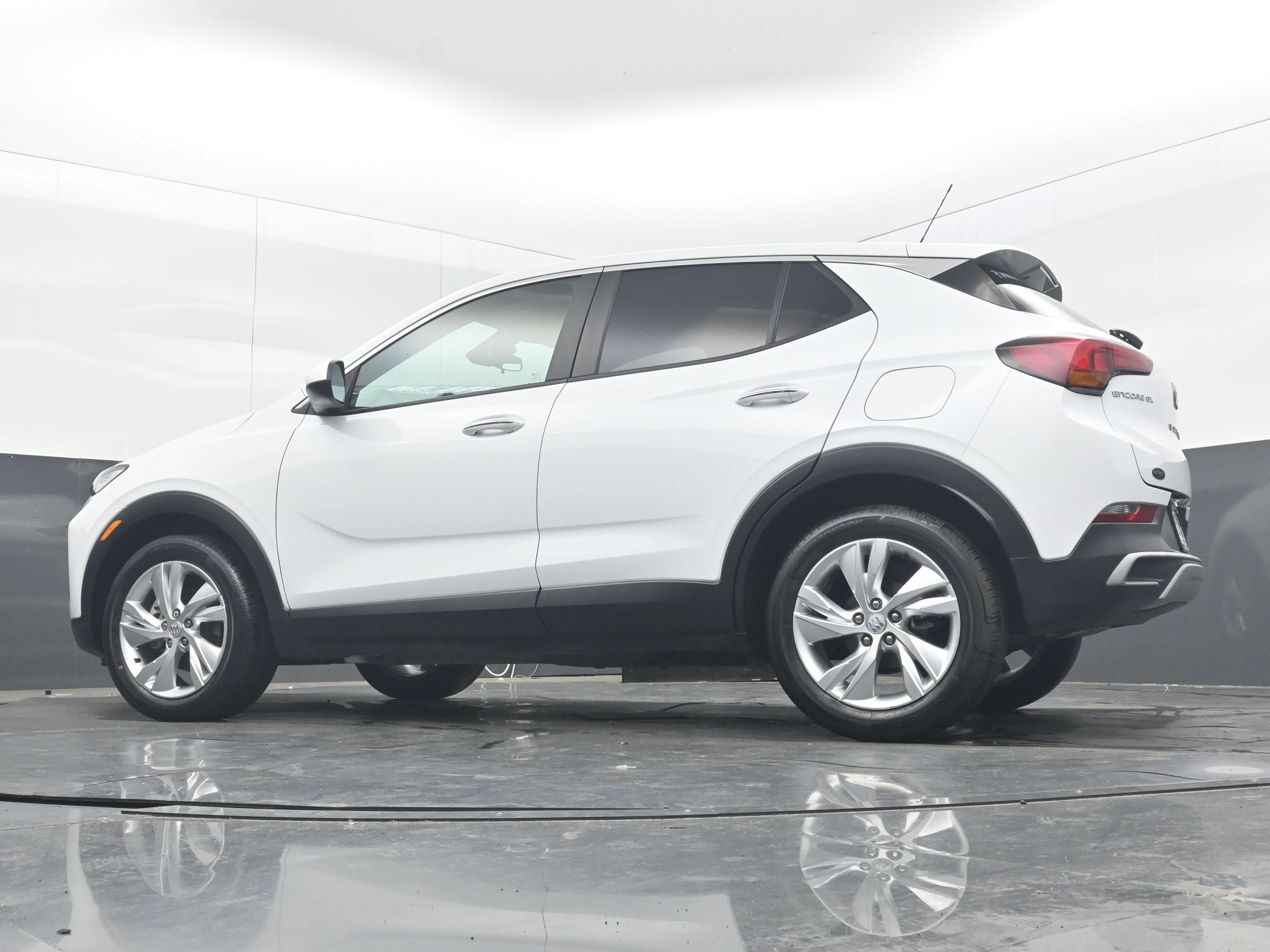 Certified 2025 Buick Encore GX Preferred FWD image 31