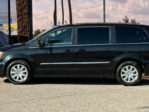 Used 2016 Chrysler Town & Country Touring FWD image 4