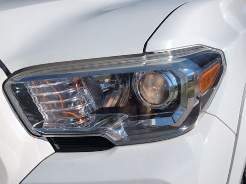 Used 2018 Toyota Tacoma SR5 image 6