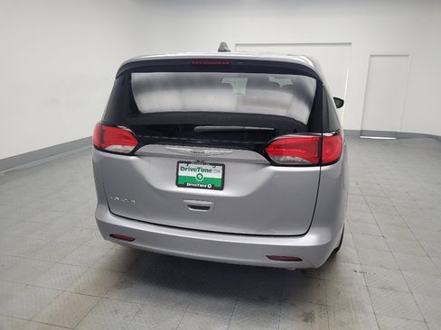 Used 2020 Chrysler Voyager L image 7