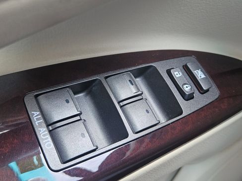 Used 2013 Lexus LX 570 4WD w/ Luxury Pkg image 34