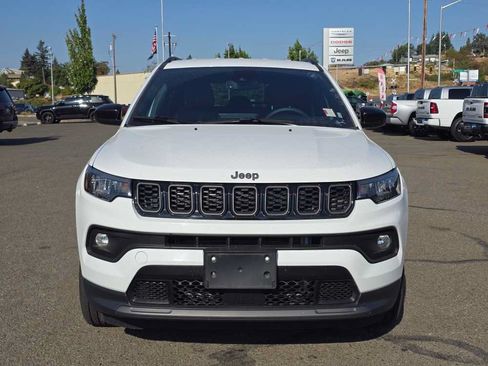 Used 2025 Jeep Compass Latitude w/ Convenience Group AWD/4WD image 5