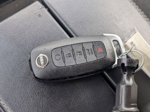 Used 2024 Nissan Rogue SV image 33