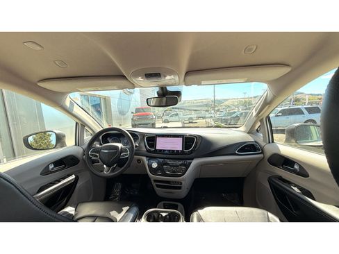 Used 2023 Chrysler Pacifica Touring-L FWD image 15