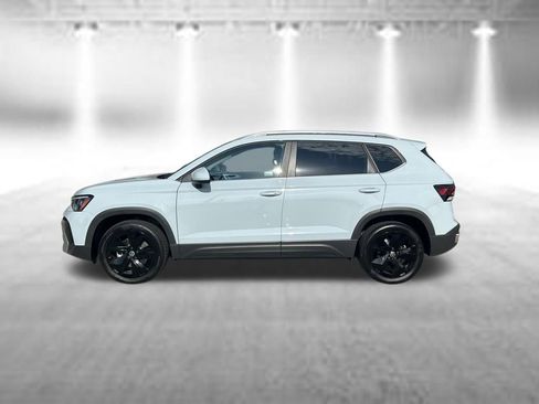 Certified 2025 Volkswagen Taos SE w/ Panoramic Sunroof Package FWD image 2