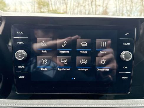 Certified 2025 Volkswagen Taos SE image 18