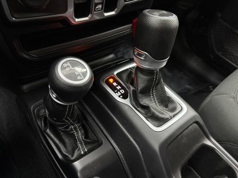 Used 2021 Jeep Wrangler Unlimited Sahara AWD/4WD image 28