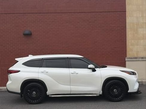 Used 2021 Toyota Highlander XLE AWD/4WD image 2