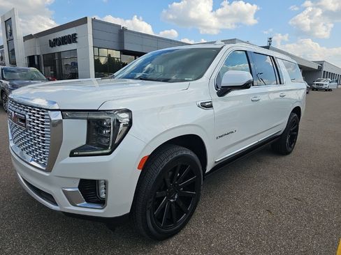 Used 2021 GMC Yukon XL Denali w/ Denali Premium Package AWD/4WD image 6