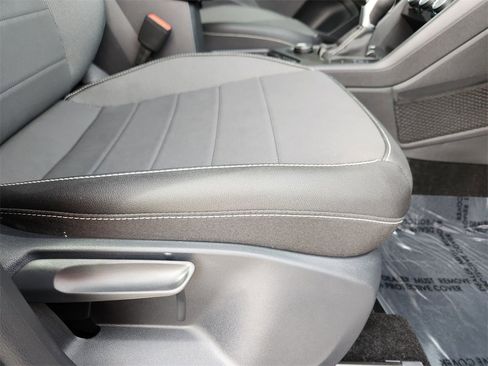 Used 2024 Volkswagen Taos SE image 18