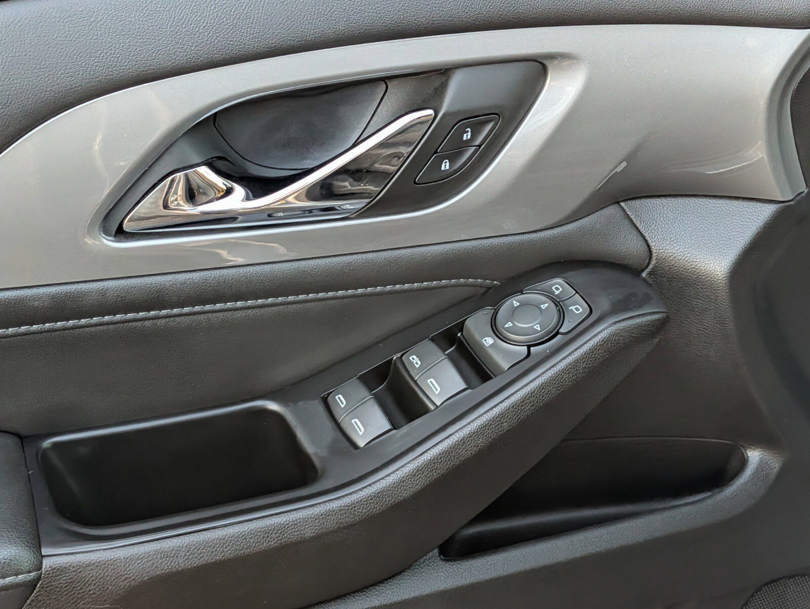 Used 2023 Chevrolet Traverse LT FWD image 28
