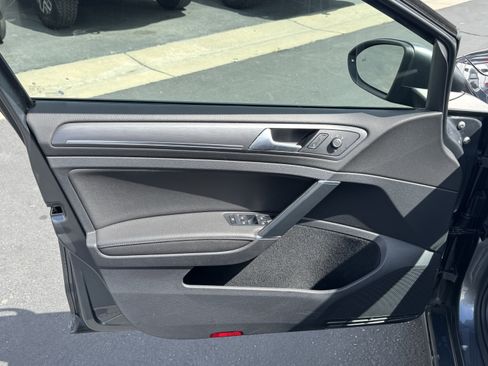 Used 2019 Volkswagen e-Golf SEL Premium image 12