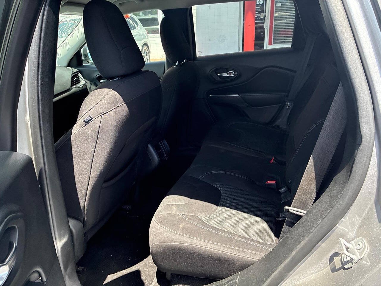 Used 2019 Jeep Cherokee Latitude w/ Popular Appearance Group FWD image 11