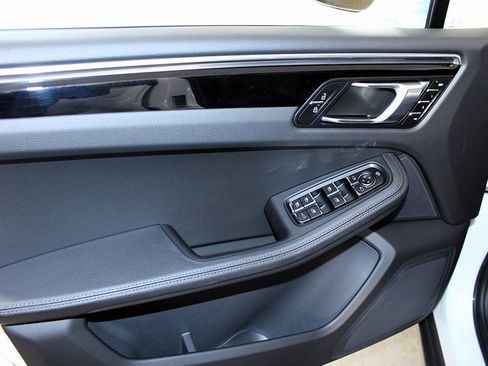 Used 2025 Porsche Macan image 19