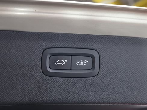 Used 2016 Volvo XC90 T6 Momentum w/ Momentum Plus Package image 21